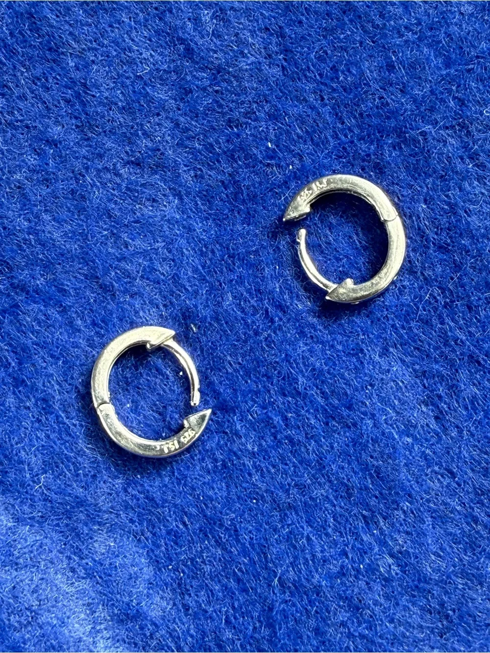 In Season Jewelry 925 Sterling Silver Staggered Gem Hoop earrings.